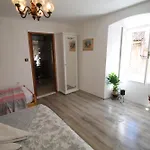 Coli-apartman Dora